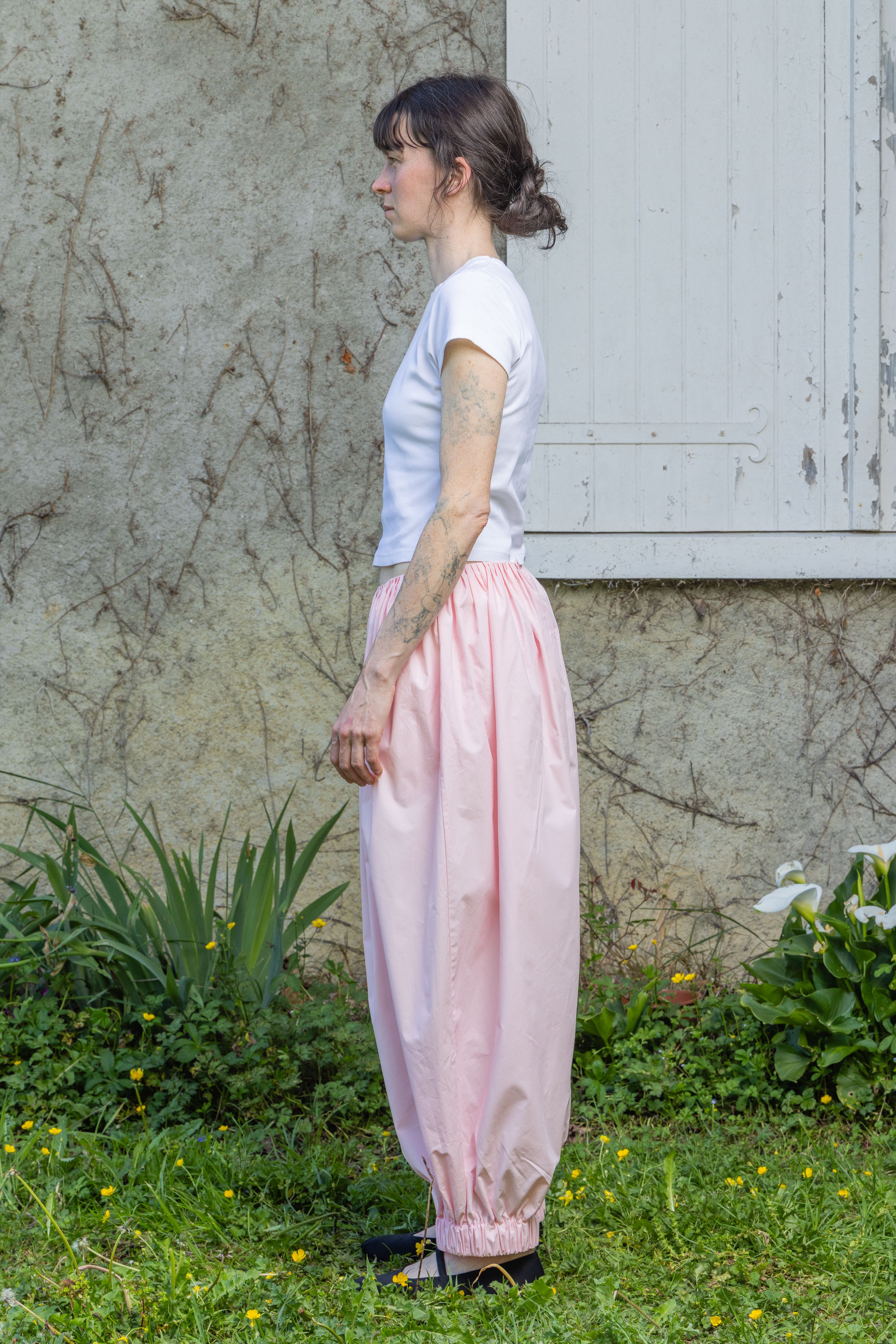 Light pink trousers with elastic waistband and gathered ankles
