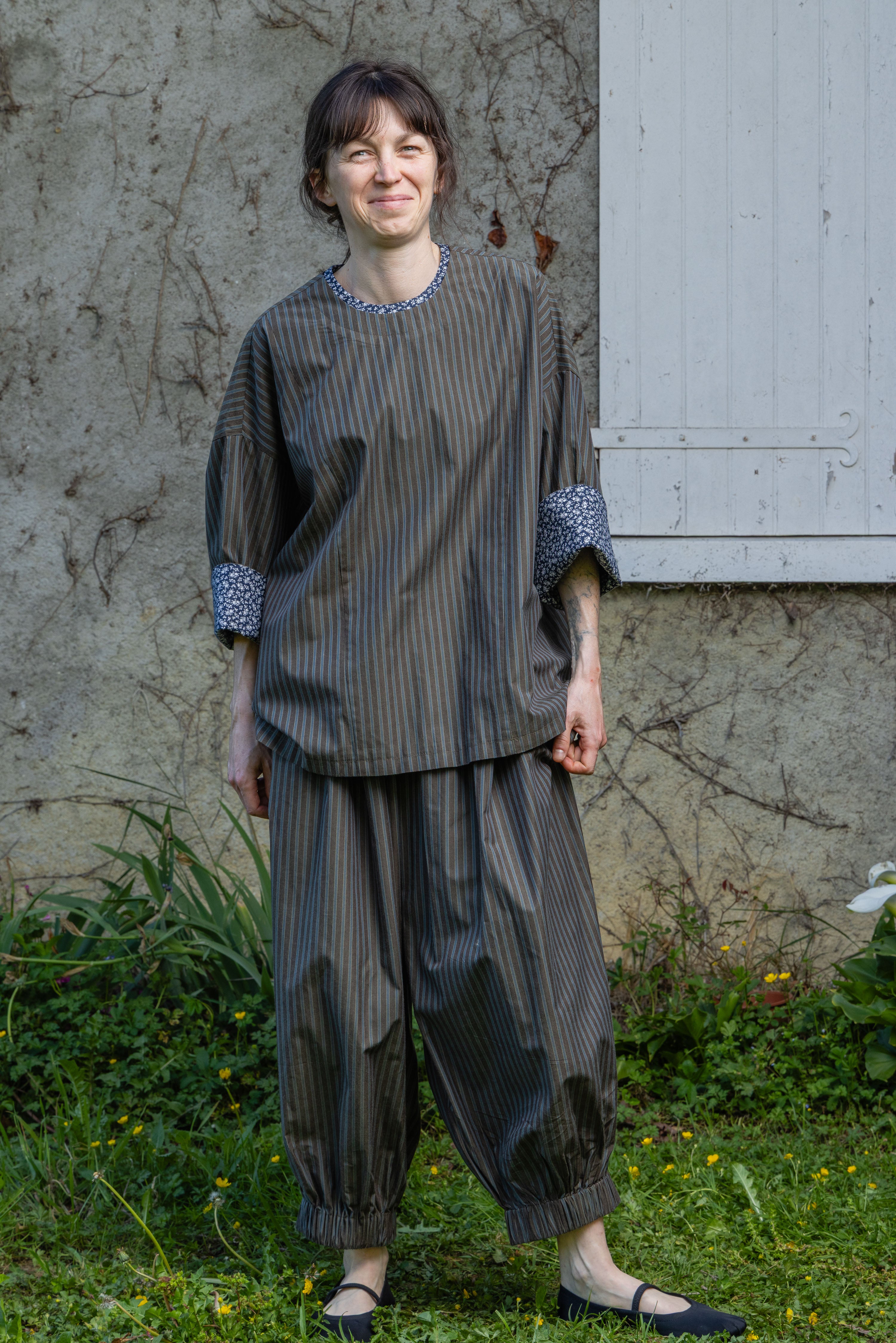 Loose striped top with round neckline and patterned contrast cuffs