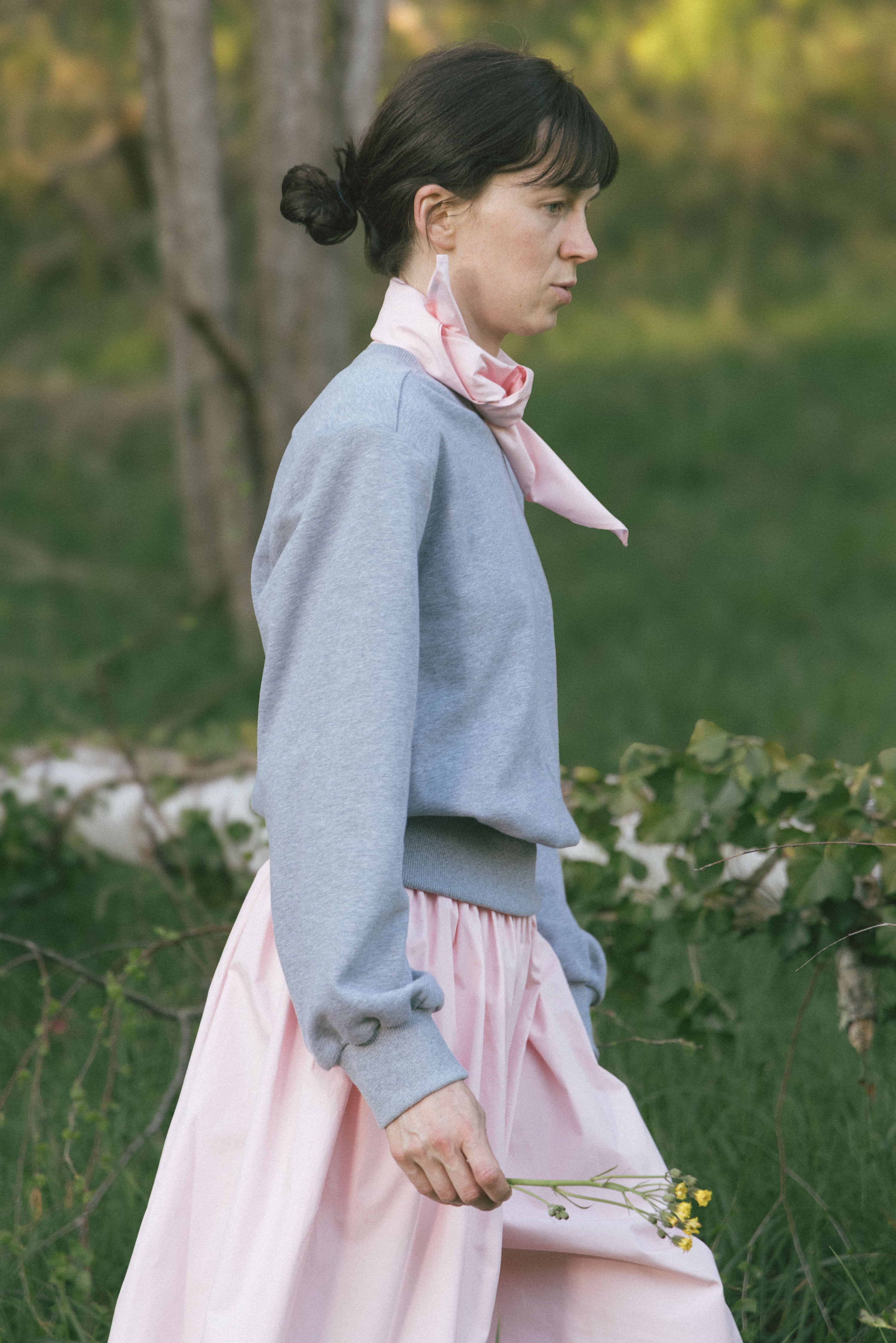 Heather grey V-neck sweatshirt top, long sleeves, ribbed cuffs and hem