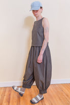 L'été trousers in dark stripes, loose balloon legs with elastic waist and cuffs